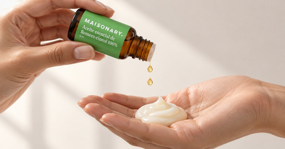 Dos gotas de aceite esencial de Romero cineol de Maisonary cayendo sobre una dosis de champú en la palma de la mano